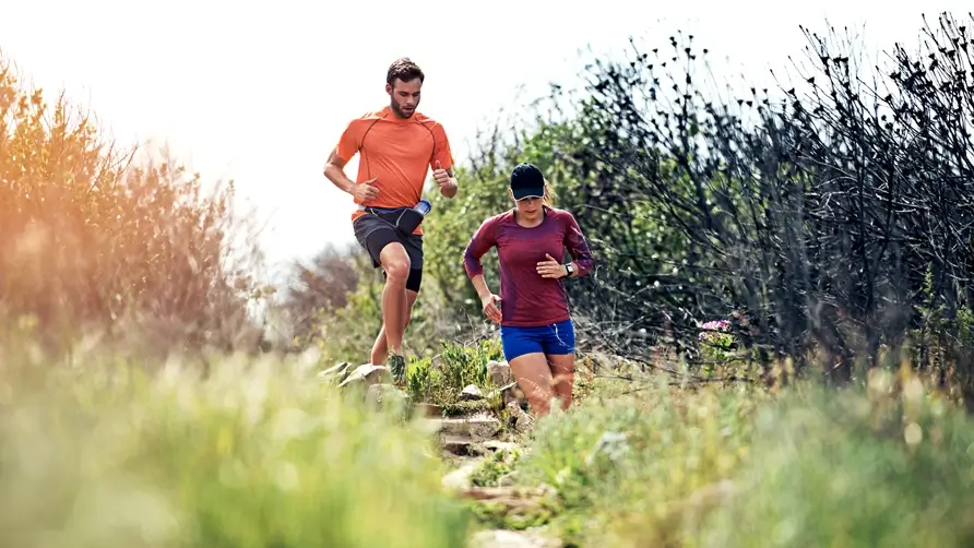 Couple de joggeurs dans la nature