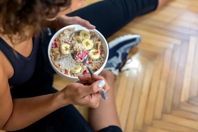 Sportive en train de manger un bol de céréales