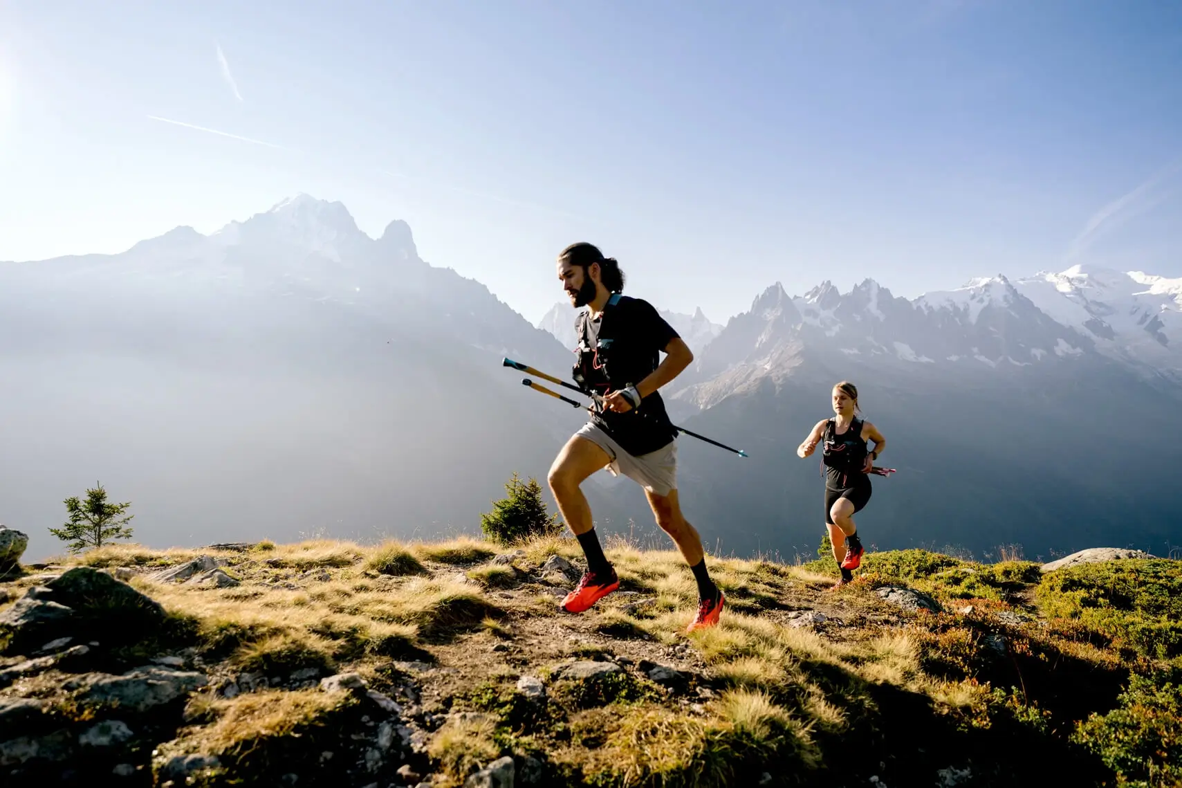 Couple de traileurs en montagne